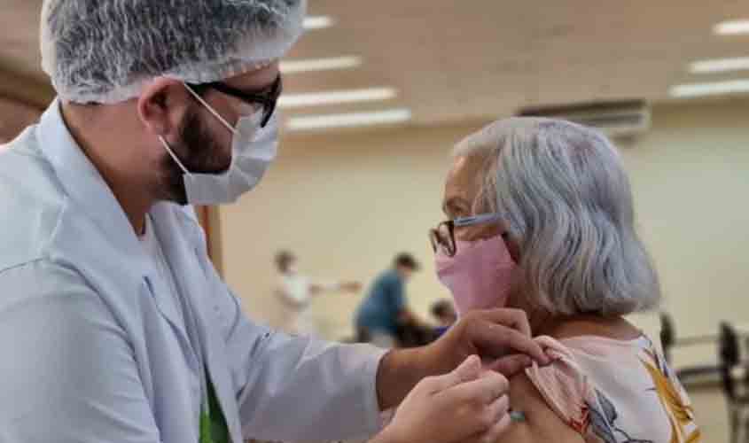Mãe conduzida pela filha para tomar vacina contra a covid-19 recebe ato como gesto de amor