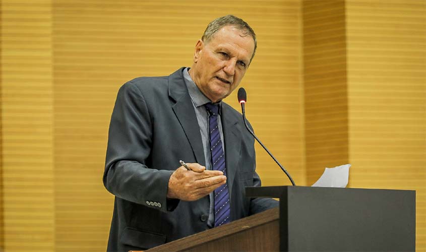 Follador volta cobrar projeto de redução do ICMS do bezerro