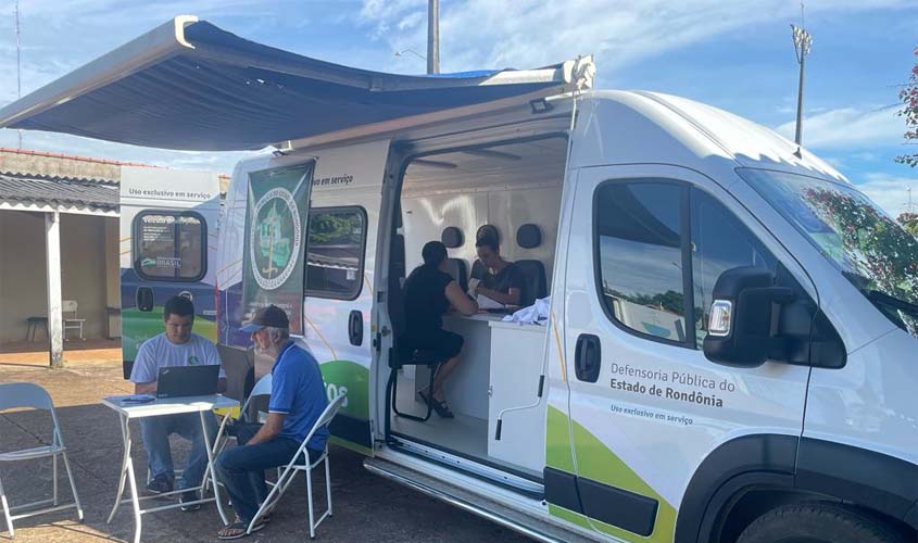 Vereadora Juliana agradece pelo trabalho prestado na Ação Defensoria em Movimento