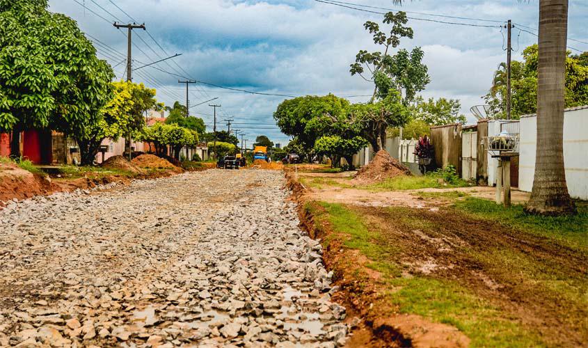 Rua Porto Alegre começa a receber pedra rachão