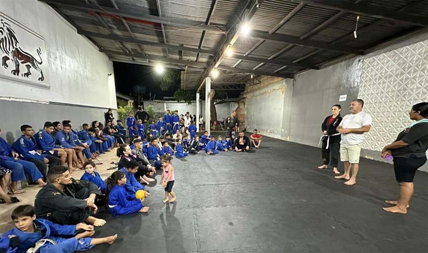 Vereador Everaldo Fogaça conhece projeto social Leão de Judá que ensina jiu-Jitsu para jovens 