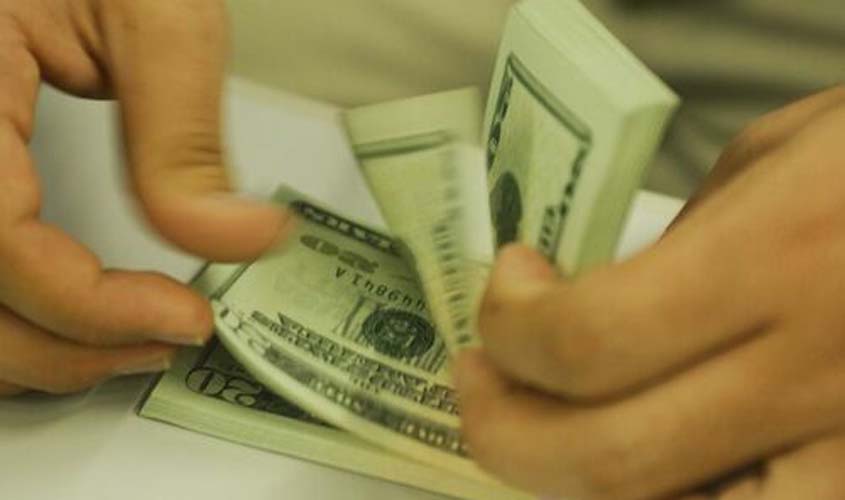INDICADORES: dólar abre pregão em leve queda, cotado a R$ 4,91
