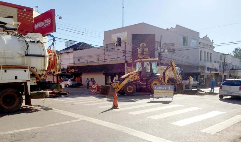 Rede de drenagem na avenida 7 de Setembro é desobstruída pela Prefeitura