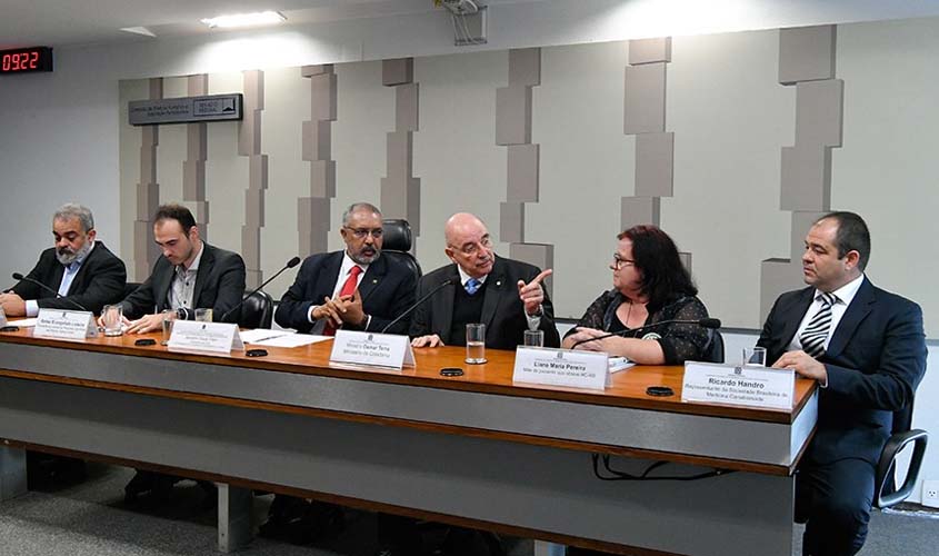 Maconha medicinal coloca governo e famílias de pacientes em lados opostos
