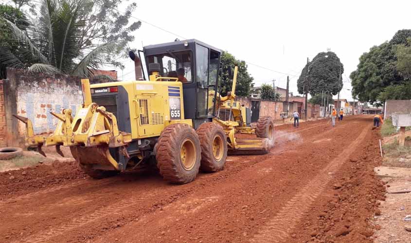 Rua Aguida Muniz começa a ser preparada para receber a camada asfáltica