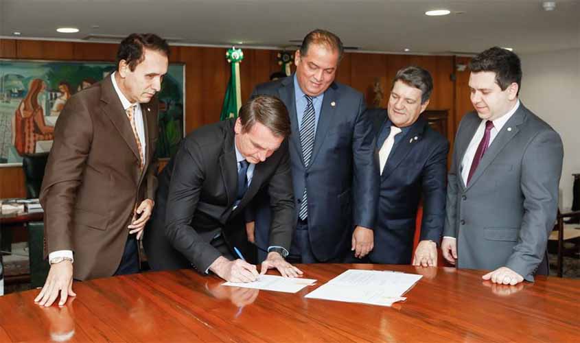 Bolsonaro assina lei que cria primeira universidade de seu governo