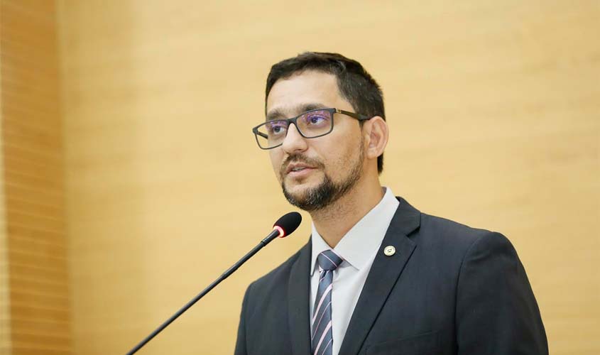 Deputado Anderson é condecorado com Medalha Delegado Mauro dos Santos