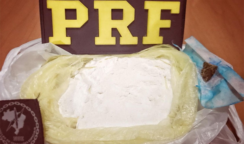 Na área rural de Porto Velho/RO, PRF prende passageiro de ônibus transportando 150 gramas de cocaína