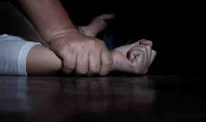 Tentando proteger a irmã mais nova, adolescente confirma na polícia que era abusada sexualmente pelo padrasto