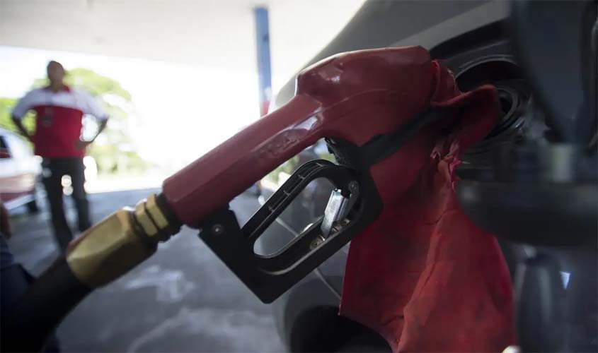 Governo mantém desconto na gasolina após alta do petróleo