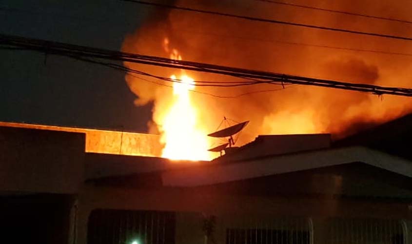 Incêndio de grandes proporções atinge depósito, igreja e casas no centro da capital