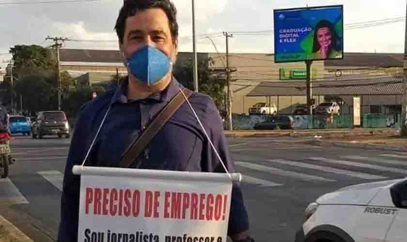 Professor com mestrado pede emprego em semáforos e recusa dinheiro