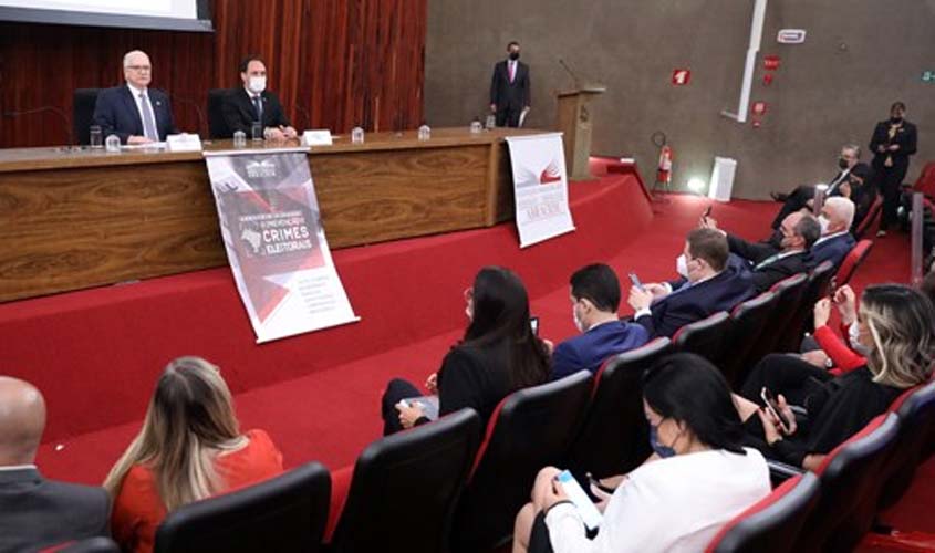 'O TSE não está só, porque a sociedade não tolera o negacionismo eleitoral', afirma Fachin em congresso