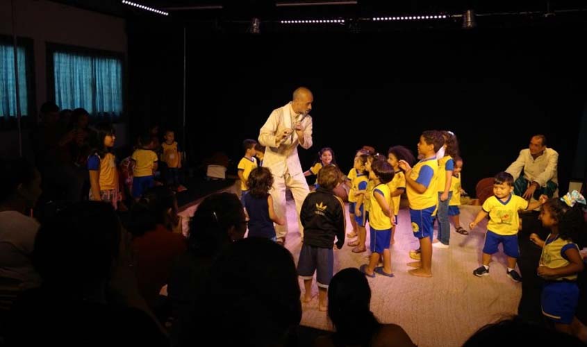 Grupo artístico promoveu teatro para bebês e oficinas a professores de creches de Porto Velho