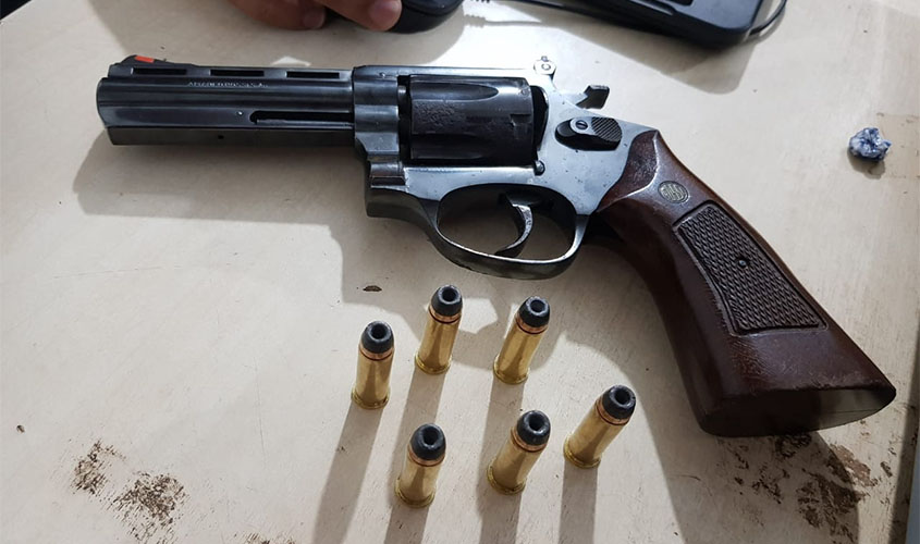 Polícia prende homem armado e que tinha mandado contra ele