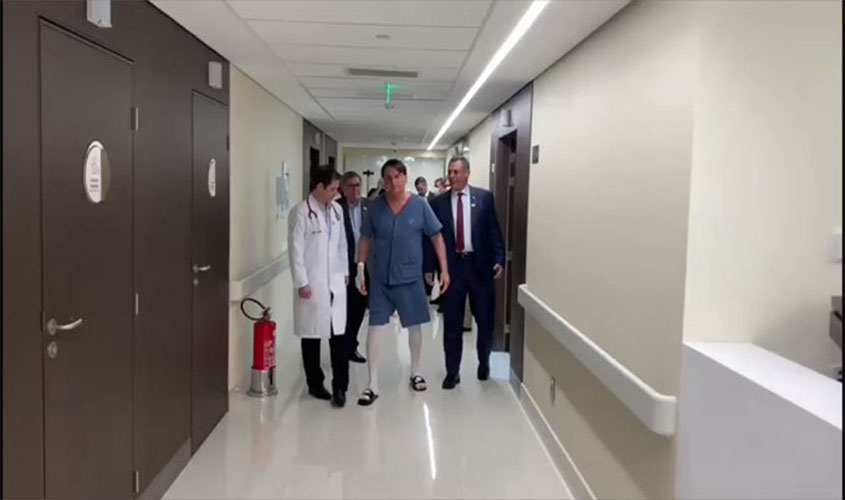 Bolsonaro faz caminhada pelo corredor do hospital