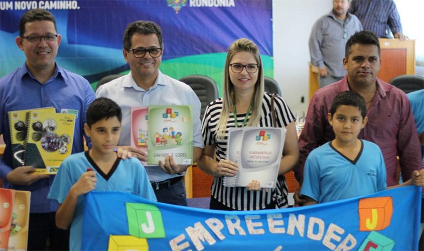 Governo inaugura asfalto, garante recursos do Fitha, entrega calcário e atende setor de educação