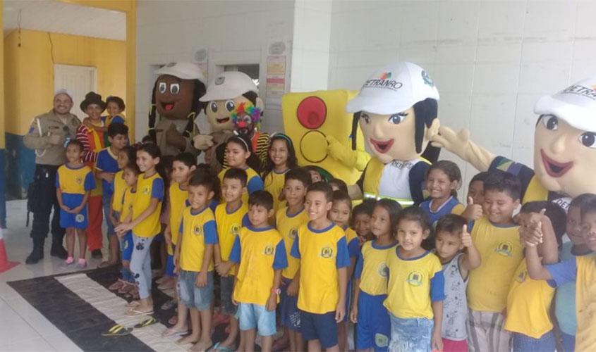 Semtran e Detran realizam ações de educação no trânsito nos distritos