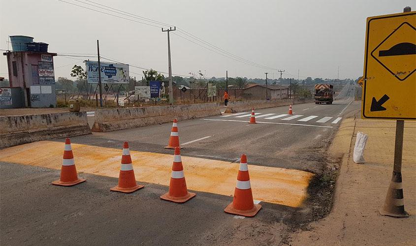 Trecho da RO-383 recebe sinalização horizontal para maior segurança no trânsito