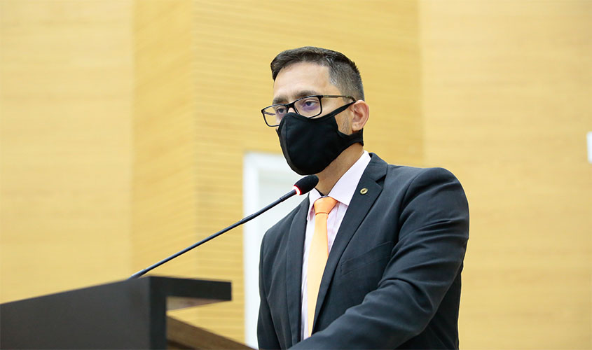 Deputado Anderson destaca obra em Avenida no Pacarana, cobra SESAU por atendimento adequado pós cirurgia e volta questionar SEJUS