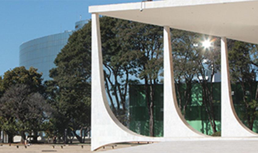 Contratação de empregados de conselhos profissionais pela CLT é constitucional