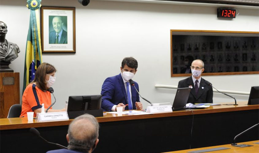 Parlamentares e especialistas defendem reabertura das escolas  