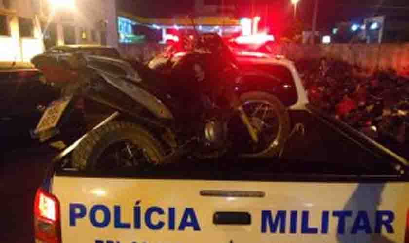 Motocicleta com registro de furto é abandonada no meio de mata