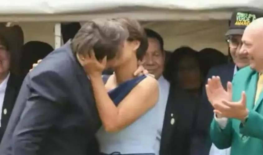O beijo do casal Bolsonaro