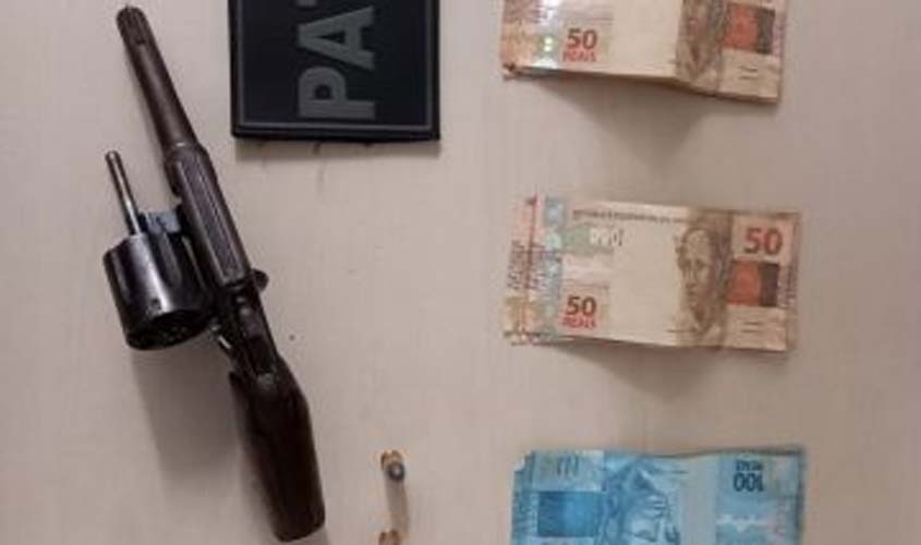Arma de fogo é apreendida dentro de veículo interceptado pela Policia Militar