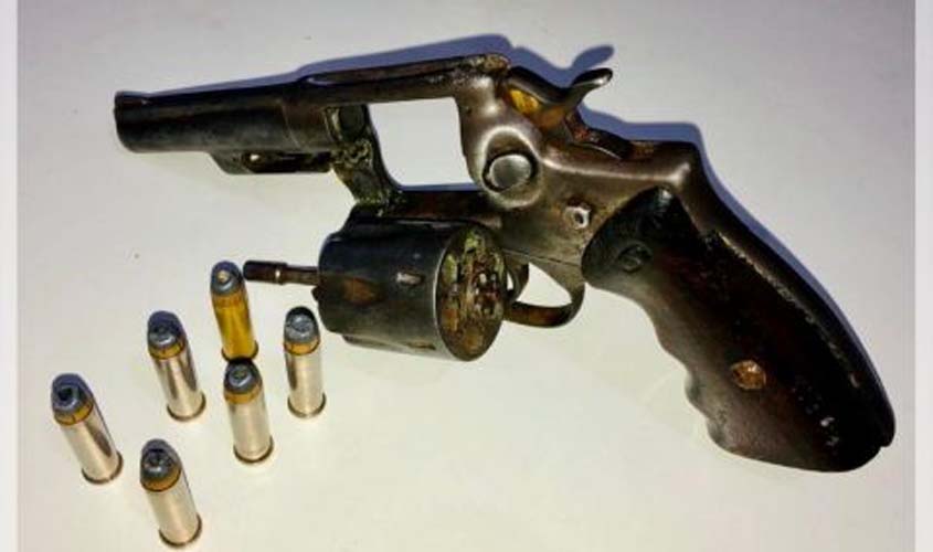Arma é apreendida e homem conduzido à delegacia pela PMRO