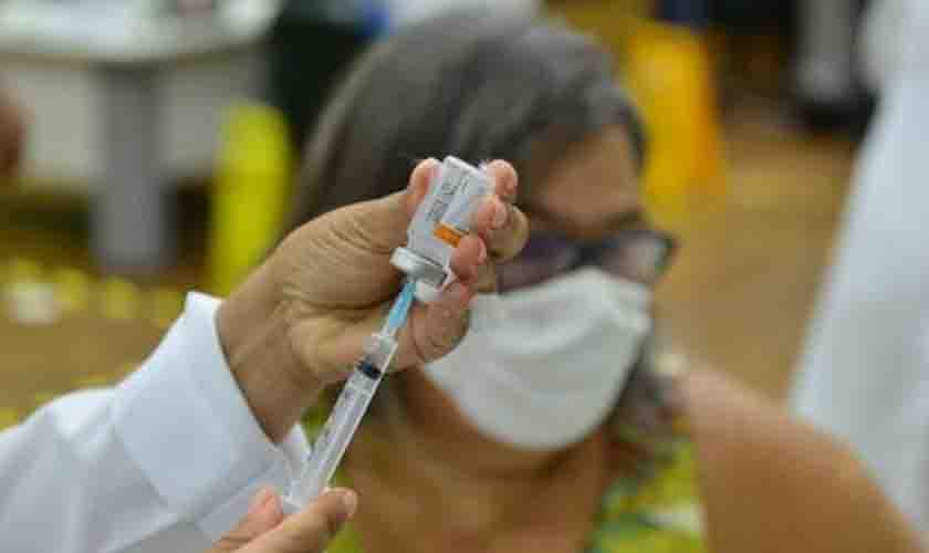 Covid 19: apesar do aumento da cobertura vacinal, Brasil segue com taxa de transmissão elevada