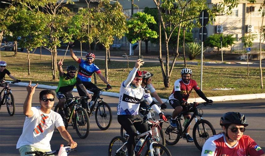 Professor Aleks Palitot discute mobilidade urbana na capital com ciclistas