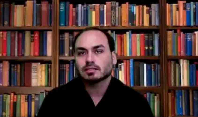 Carlos Bolsonaro aparece com estante falsa de livros em programa eleitoral e vira piada nas redes