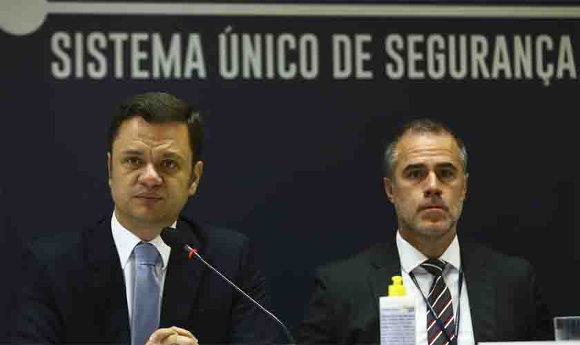 Operação policial apreende armas e 17 toneladas de drogas