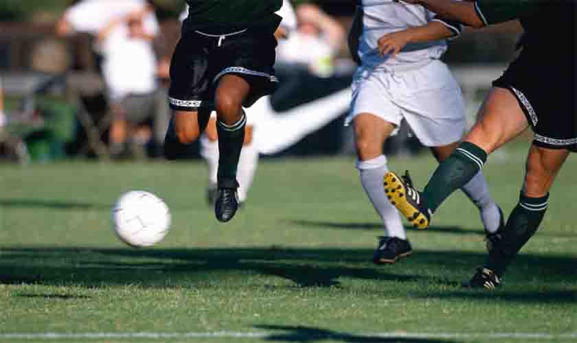 Jogador de futebol que sofreu lesão no joelho deve ser reintegrado