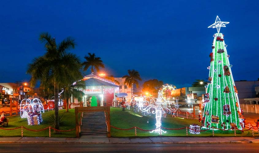 Papai Noel abre a casa mais iluminada