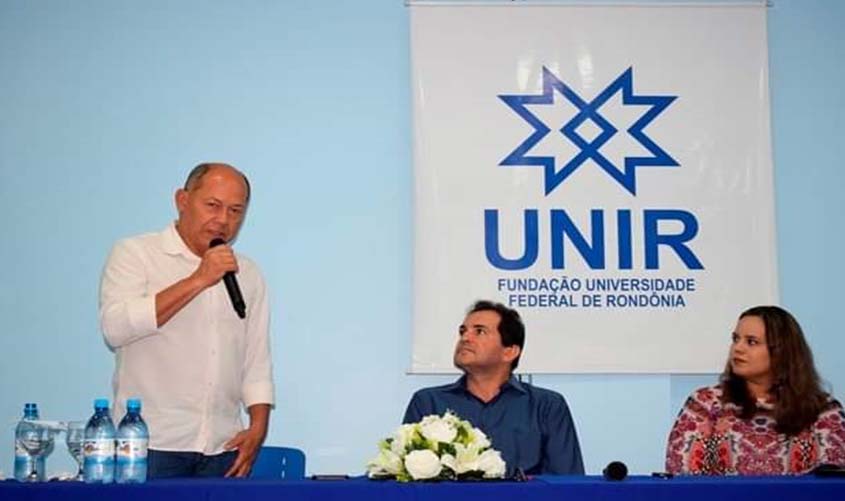 Coronel Chrisostomo destaca o desenvolvimento do município em encontro com acadêmico da UNIR 