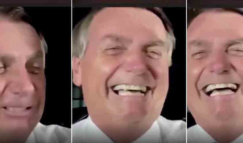 Bolsonaro faz chacota com o país: fala com voz fina
