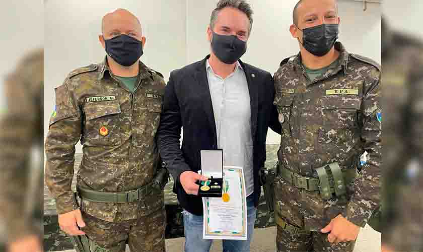 Promotor de Justiça de Vilhena recebe condecoração do Batalhão Ambiental pelos serviços prestados em prol do meio ambiente