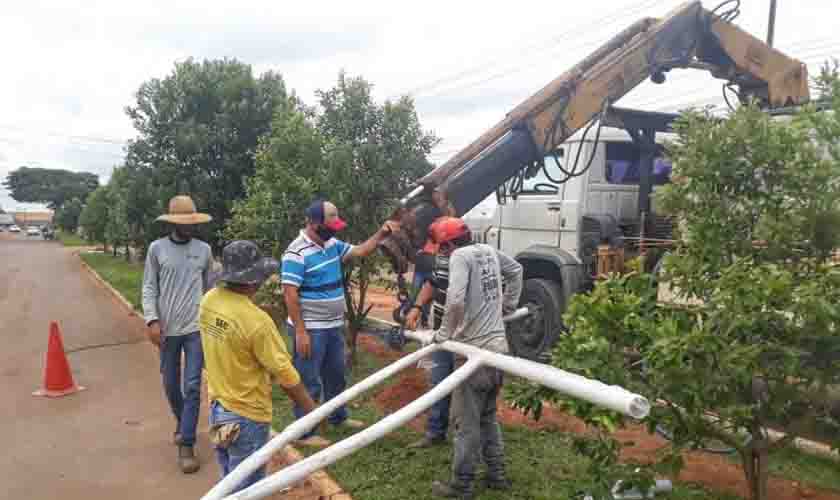 Postes de iluminação LED na avenida Paraná começam a ser instalados após implantação da rede elétrica