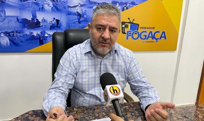 Presidente Alex Redano faz a entrega de cestas básicas na Associação São Tiago Maior