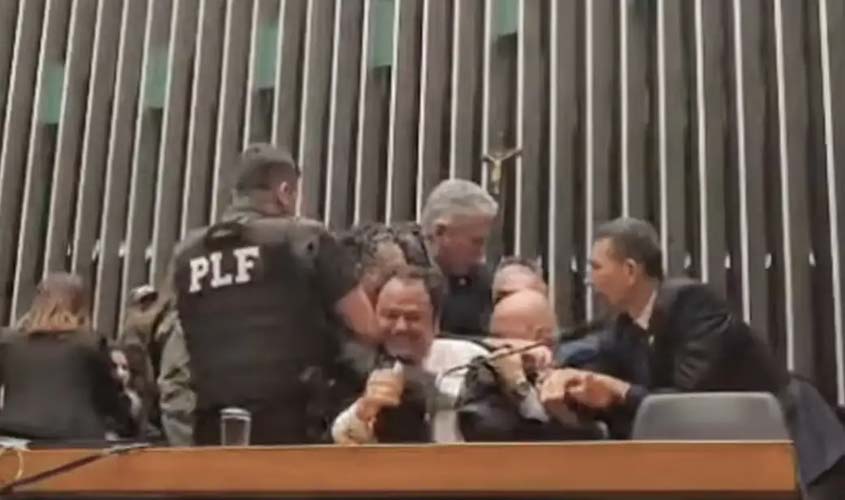 Glauber Braga é retirado à força na Câmara