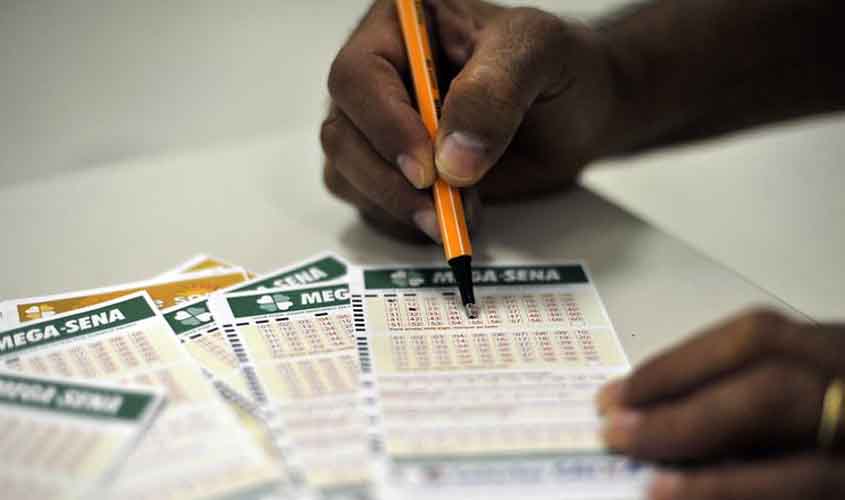 Ninguém acerta a Mega-Sena e prêmio acumula em R$ 12 milhões