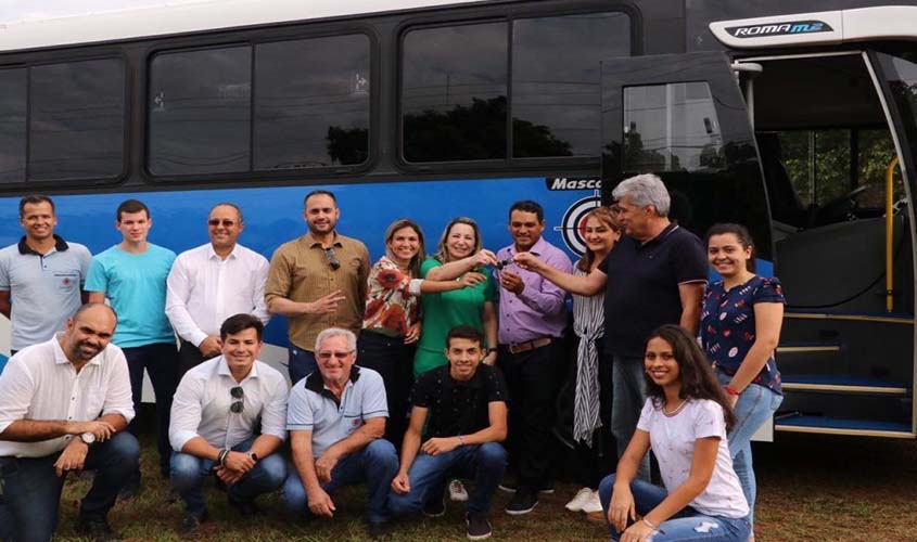 Deputada Jaqueline conquista ônibus para transporte de estudantes universitários