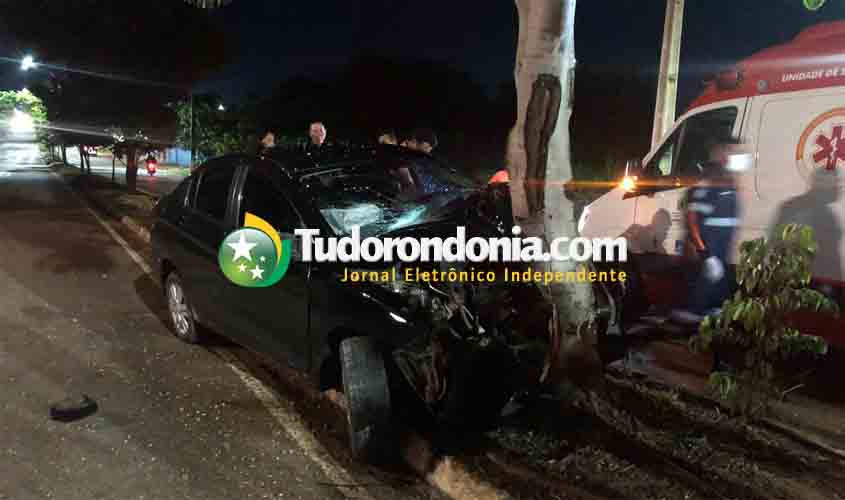 Motorista fica em estado grave após bater em árvore