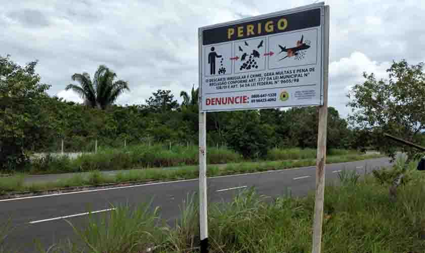 Placas sinalizando a proibição do descarte irregular de lixo são instaladas na avenida Lauro Sodré