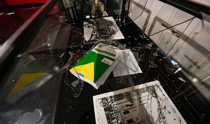 Sociedade civil organizada defende a democracia 