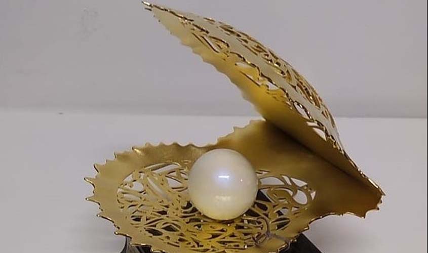 Pérola do Catar e bola autografada por Neymar foram levadas durante invasão da Câmara  