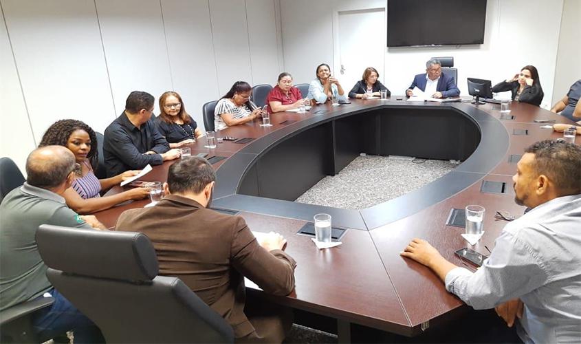 Sintero discute sobre recolhimento de livros nas escolas com o chefe da Casa Civil e Secretário de Estado da Educação