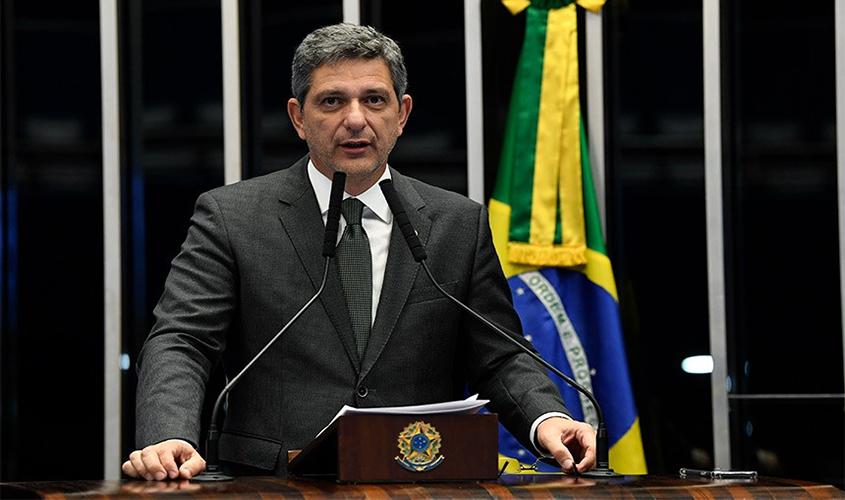 Rogério Carvalho critica governo por cortes de verbas na educação